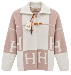 Дамска жилетка Hermès – розово  и бяло с H мотиви