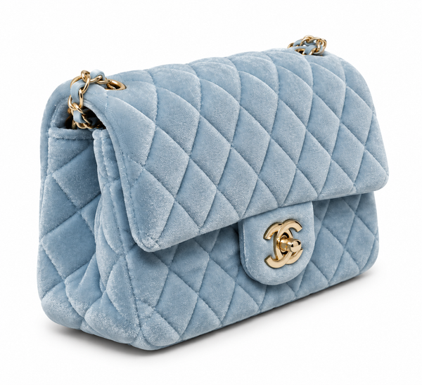 Chanel – Дамска кадифена чанта в небесносиньо със златиста верижка