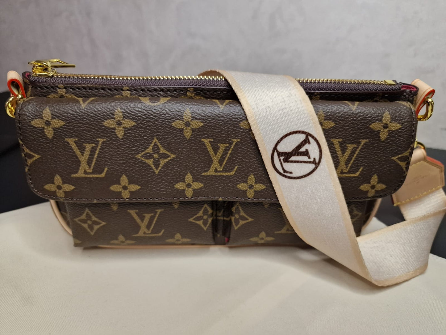 Louis Vuitton Дамска Чанта от Кожа с Две Дръжки