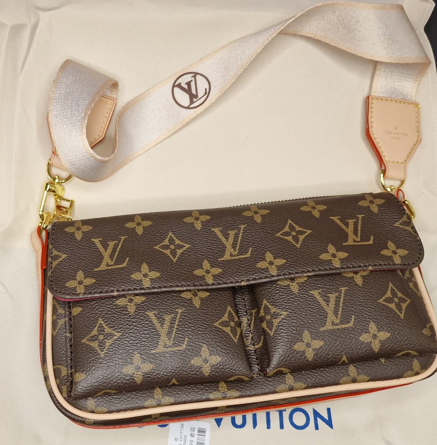 Louis Vuitton Дамска Чанта от Кожа с Две Дръжки