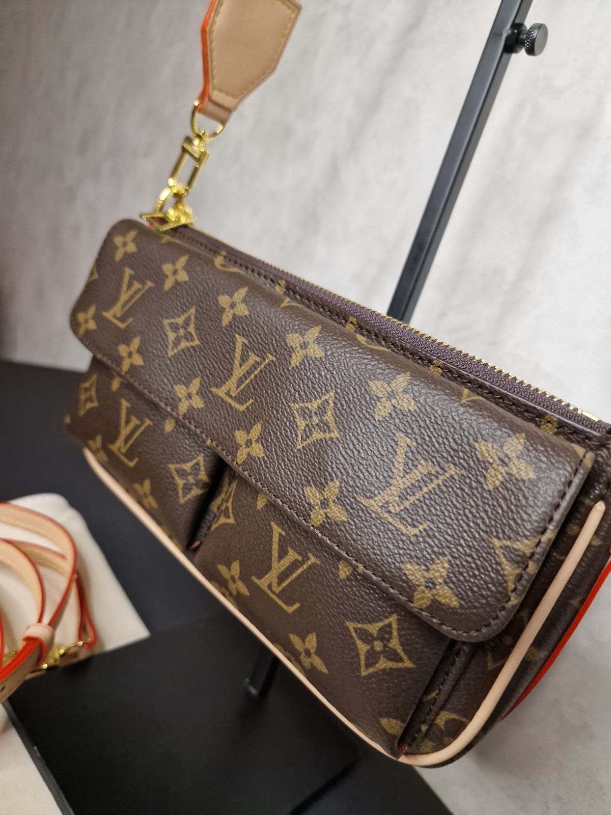 Louis Vuitton Дамска Чанта от Кожа с Две Дръжки