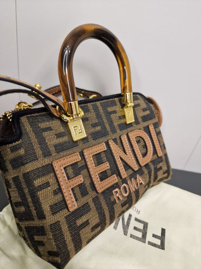 Fendi Дамска Платнена Чанта