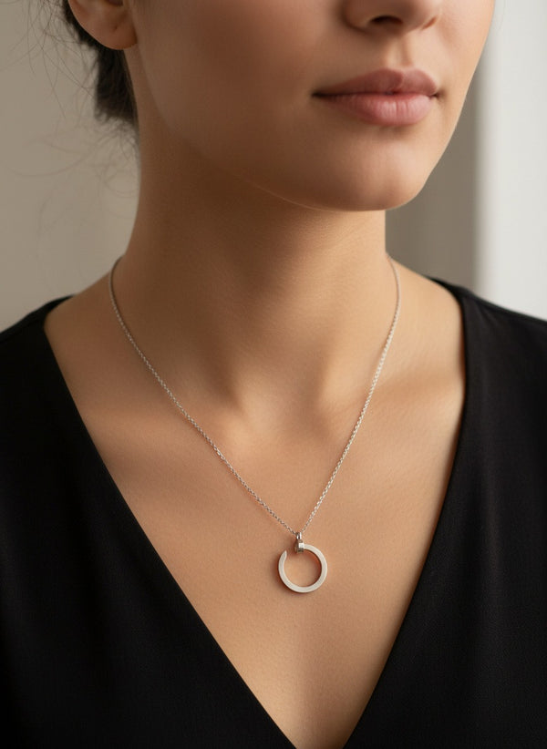 Дамско колие C – сребристо