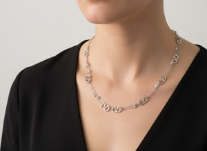 Дамско колие V – сребристо