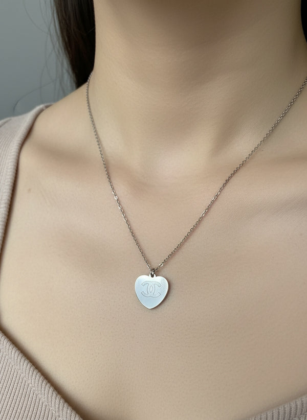 Дамско колие CH – сребристо със сърцевидна висулка