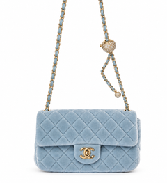 Chanel – Дамска кадифена чанта в небесносиньо със златиста верижка