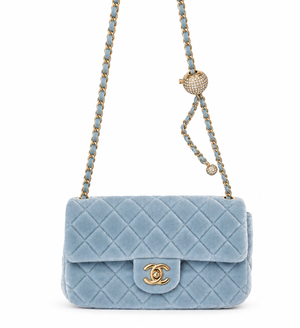Chanel – Дамска кадифена чанта в небесносиньо със златиста верижка