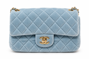 Chanel – Дамска кадифена чанта в небесносиньо със златиста верижка