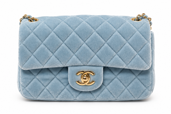 Chanel – Дамска кадифена чанта в небесносиньо със златиста верижка